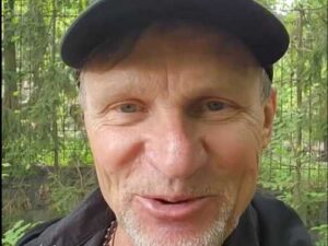 Олег Скрипка відвідав власну матір напередодні Дня матері та привітав її з майбутнім святом | INFBusiness