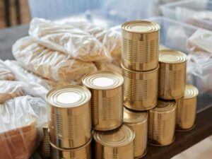Людям з якими захворюваннями слід уникати консервованого м'яса? | INFBusiness