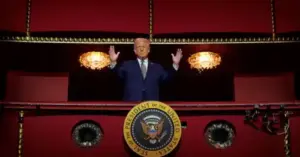 Аплодували та свистіли: поява Трампа в театрі викликала неоднозначну реакцію | INFBusiness