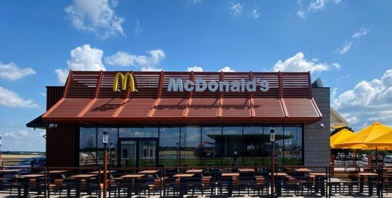 Повітряна тривога в Києві: працівники McDonald's замкнулися в укритті та не впустили дівчину