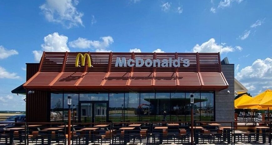 Повітряна тривога в Києві: працівники McDonald's замкнулися в укритті та не впустили дівчину