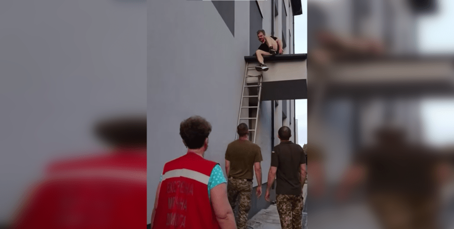 Втікаючи з ВЛК через вікно туалету: чоловік зламав ногу в ТСЖ в Ужгороді, — ЗМІ (відео) | INFBusiness