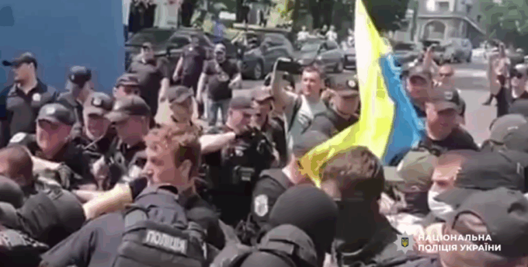 Сутички на КиївПрайді – солдат вдарив поліцейського протезом ноги