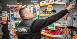 «Звільнений за 22 хвилини»: охоронець в Одесі втратив роботу після бійки з депутатом російською мовою (відео) | INFBusiness