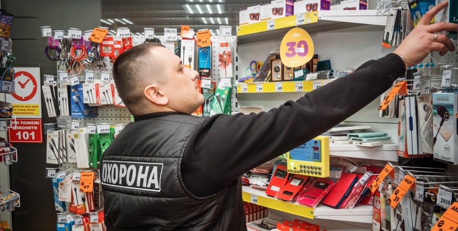 «Звільнений за 22 хвилини»: охоронець в Одесі втратив роботу після бійки з депутатом російською мовою (відео) | INFBusiness