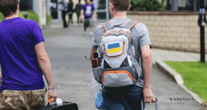 Не лише 17-річні хлопці, а й дівчата: названо головну причину від'їзду молоді, це не війна