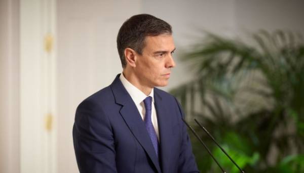 Прем'єр-міністр Іспанії вибачився за корупційний скандал у партії, але відмовився йти у відставку