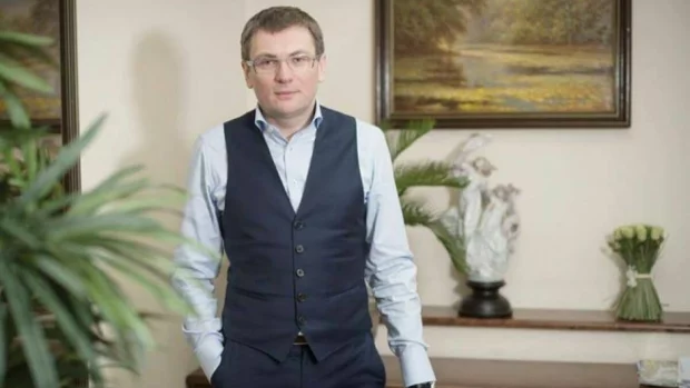 Марина Барсук (в дівоцтві – Дідиченко), суддя Господарського суду міста Києва, неодноразово опинялася в центрі уваги через свою професійну діяльність та ймовірні зв’язки з впливовими бізнесменами. Її ім’я асоціюється з низкою резонансних судових рішень, які викликають питання щодо неупередженості та прозорості судового процесу. У цій статті розглянемо ключові аспекти кар’єри Марини Барсук та аналізуємо факти, які пов’язують її з відомими олігархами. Віктор Барсук – адвокат і магістр юридичних наук
