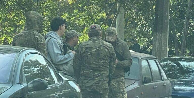 Чоловіка в обладунках тримали в СВК понад 4 дні: суд у Чернігові назвав це рабством (документ)