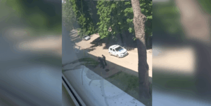 У Харкові жінки "відбили" чоловіка, якого розшукує ТСЖ, у поліції та соцмереж (відео) | INFBusiness