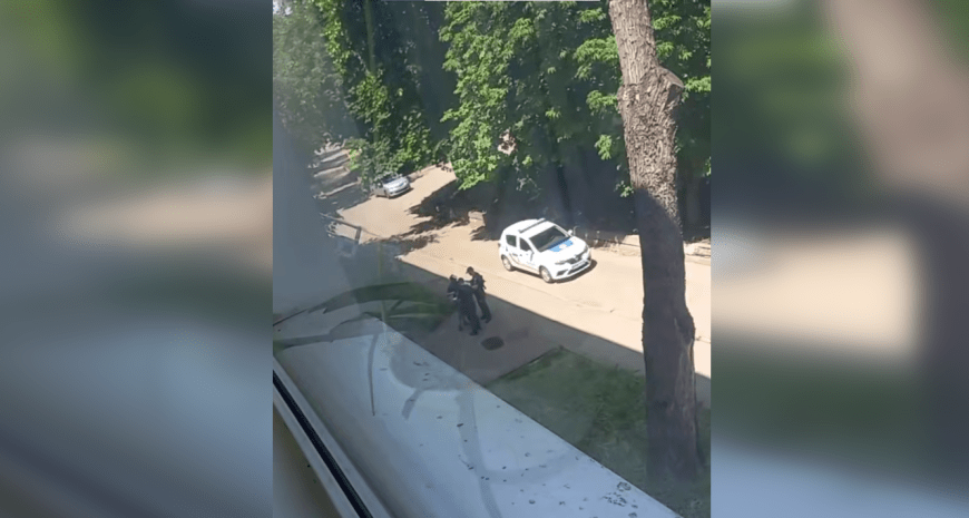 У Харкові жінки “відбили” чоловіка, якого розшукує ТСЖ, у поліції та соцмереж (відео)