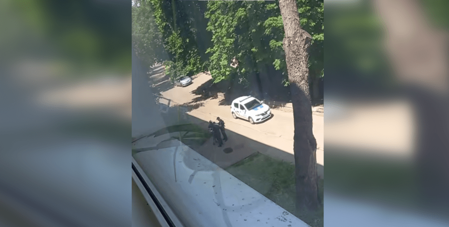 У Харкові жінки "відбили" чоловіка, якого розшукує ТСЖ, у поліції та соцмереж (відео) | INFBusiness