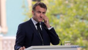 Макрон, звертаючись до французьких військових, закликав їх захищати свободу в Україні | INFBusiness