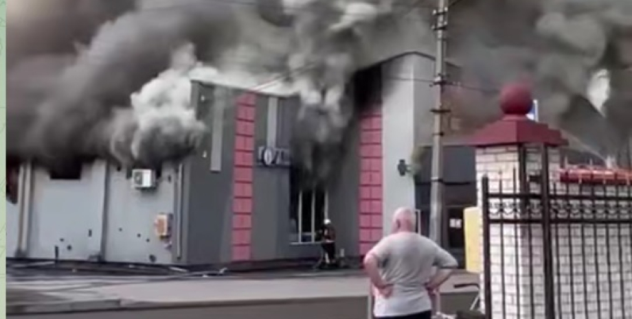Масштабна пожежа: блискавка вдарила в супермаркет у Львівській області (фото, відео) | INFBusiness