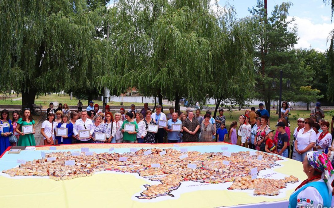 Пиріг Єдності - у Романові з 1500 пирогів зробили карту України | INFBusiness