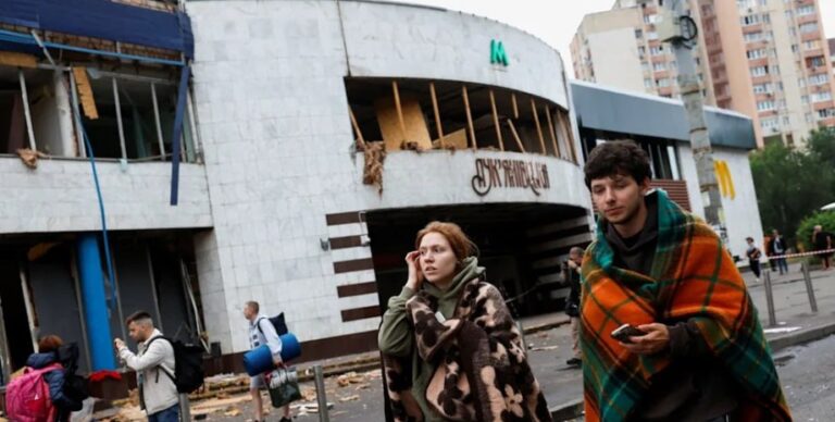 Російський напад на Київ — пограбування магазинів біля станції метро Лук'янівська