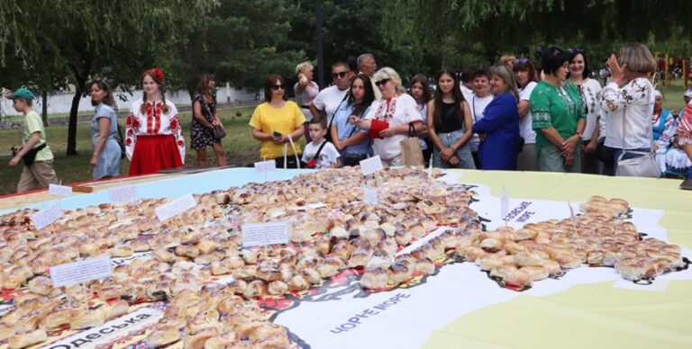 Пиріг Єдності – у Романові з 1500 пирогів зробили карту України