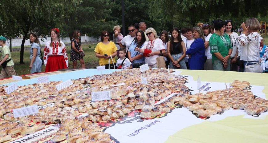 Пиріг Єдності – у Романові з 1500 пирогів зробили карту України