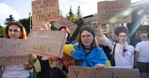 Другий день протестів в Україні: вдвічі більше людей вийшли на протест проти законопроекту про НАБУ | INFBusiness
