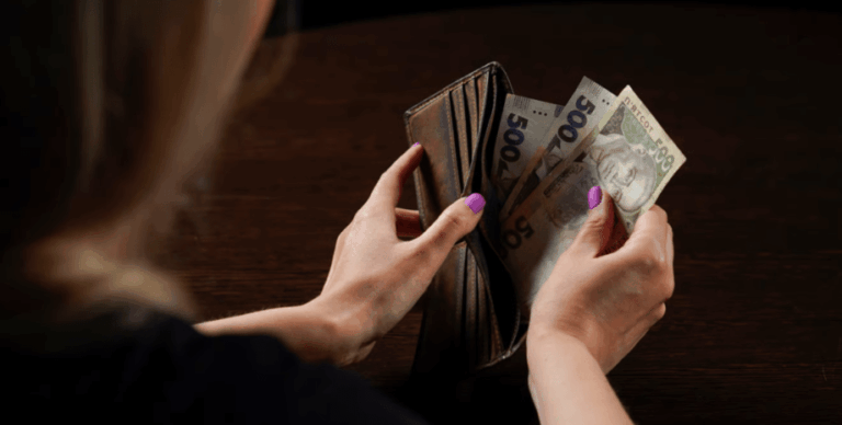 Зимова куртка на 3 роки та дві сукні на 7 років: Рада розкритикувала прожитковий мінімум в Україні