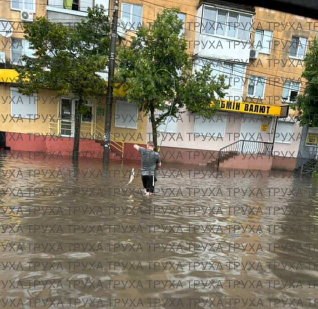 Негода в Україні — мешканці Житомира ловлять рибу на вулицях — фото та відео | INFBusiness