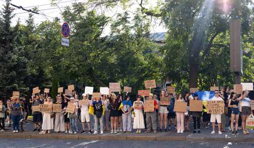 Другий день протестів в Україні: вдвічі більше людей вийшли на протест проти законопроекту про НАБУ | INFBusiness