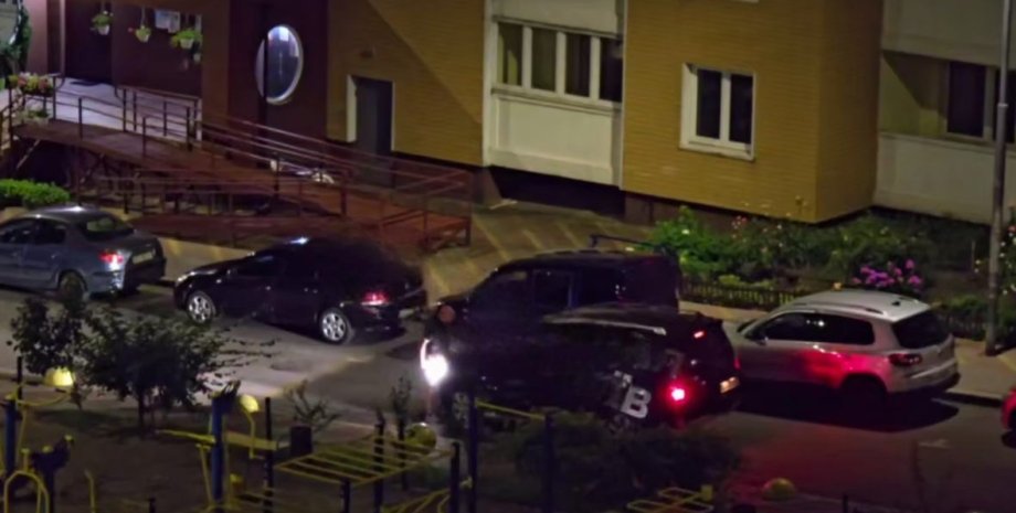 Невідомий відкрив вогонь посеред ночі в Києві, соцмережі (відео) | INFBusiness