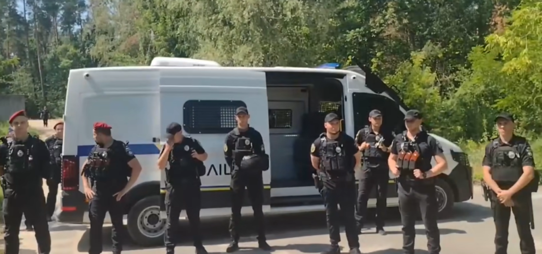 Захистили Ірпінь: на Київщині група поліцейських скрутила ветерану ногу (відео) | INFBusiness