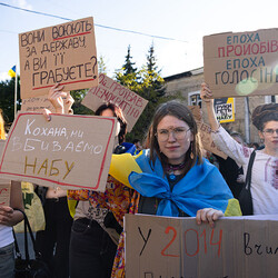 Другий день протестів в Україні: вдвічі більше людей вийшли на протест проти законопроекту про НАБУ | INFBusiness
