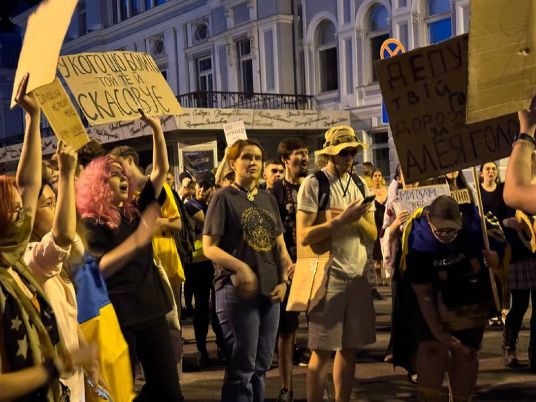 «Ліквідація» НАБУ та САП: кияни провели 5-й день протестів проти Закону №12414, серед них помітили Безуглу (фото) | INFBusiness