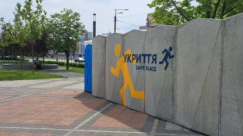Понад 200 у Херсоні, одне у Києві: чому столиця не будує модульні укриття | INFBusiness