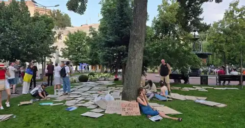 У Києві шостий день триває протест проти закону про НАБУ та САП | INFBusiness