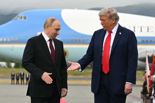 Зустріч Трампа та Путіна на Алясці: коли пози та жести значать більше, ніж публічні заяви | INFBusiness