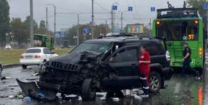 У Харкові Prado на швидкості 140 км/год врізався в тролейбус: 8 людей постраждали (фото) | INFBusiness