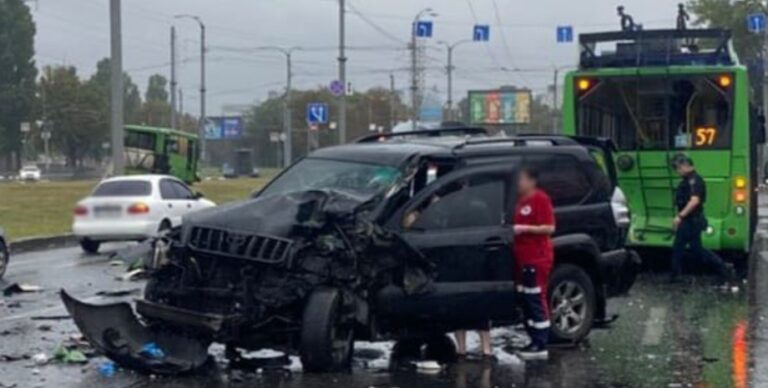 У Харкові Prado на швидкості 140 км/год врізався в тролейбус: 8 людей постраждали (фото)