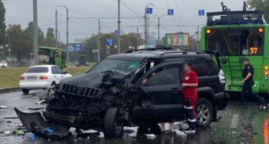 У Харкові Prado на швидкості 140 км/год врізався в тролейбус: 8 людей постраждали (фото)