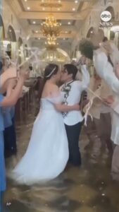 Відео Пара йде затопленим проходом у день свого весілля на Філіппінах | INFBusiness
