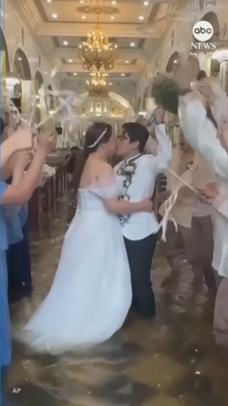 Відео Пара йде затопленим проходом у день свого весілля на Філіппінах