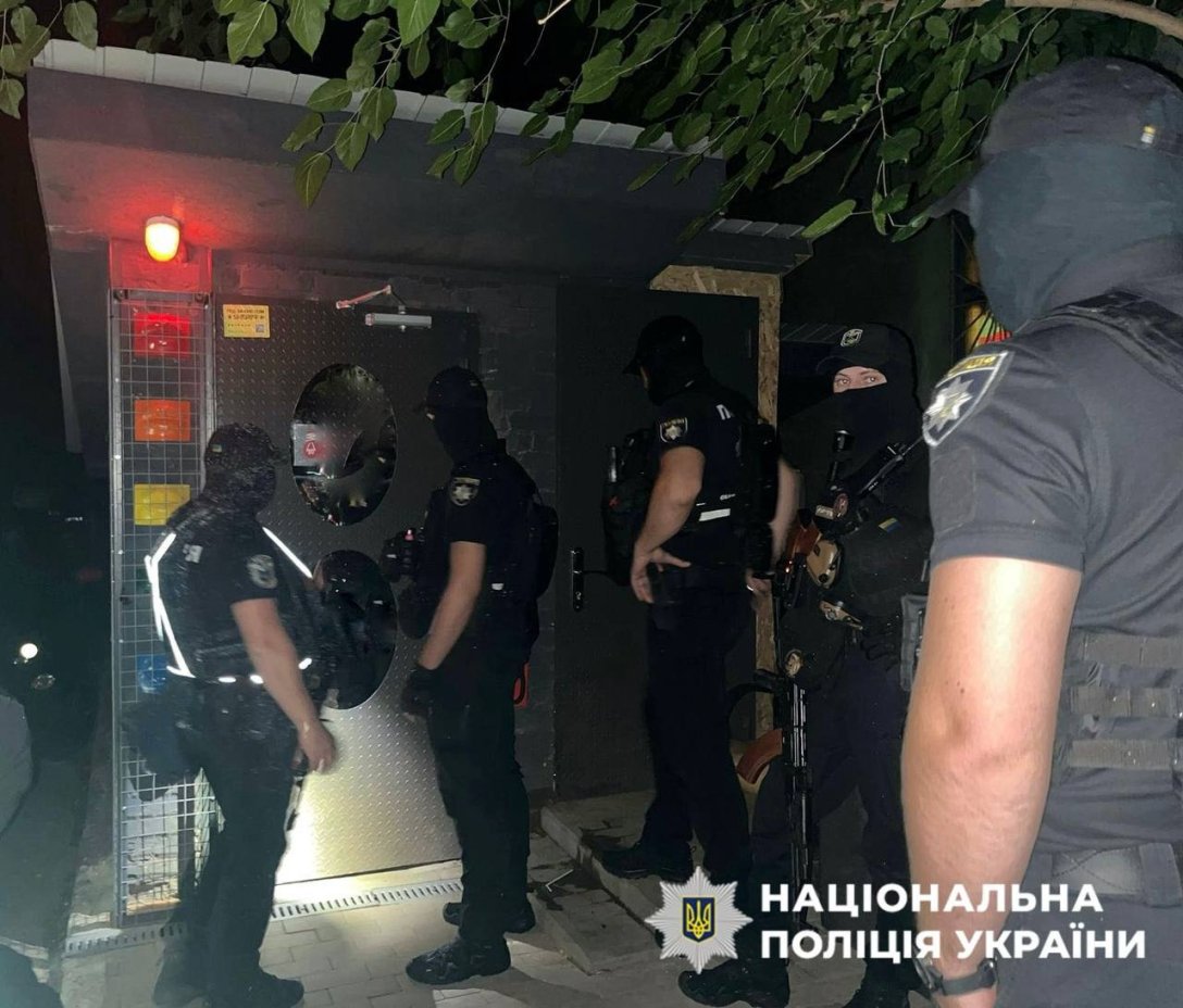Вечірка в День жалоби - поліція відвідала Темну кімнату | INFBusiness