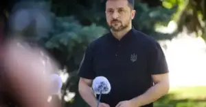 Зеленський у Києві вшанував пам'ять загиблих внаслідок удару РФ та закликав до жорстких санкцій | INFBusiness