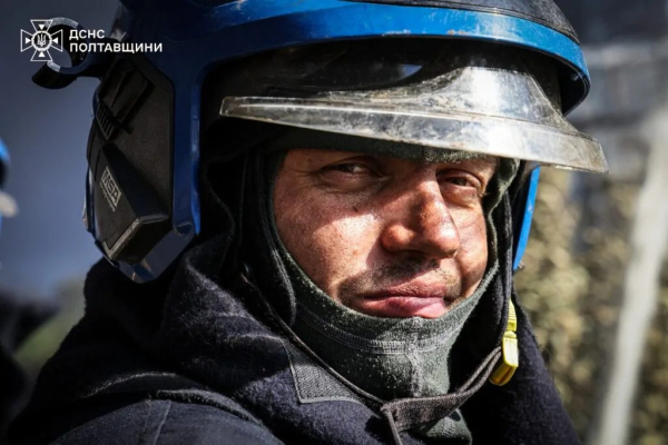У кіптяві, стомлені, з гамою емоцій на відкритих обличчях: у мережі показали фото рятувальників, які дві доби гасили пожежу на Кременчуцькому НПЗ | INFBusiness