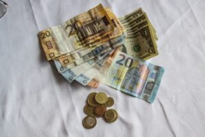 Фінансова подушка: як почати збирати, навіть якщо грошей немає | INFBusiness
