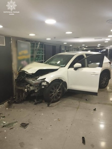 Аварія в Ocean Plaza - жінка переплутала педалі - деталі та фотографії аварії | INFBusiness