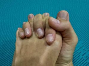 Вправа для переплетення пальців рук і ніг – практика, яка покращує самопочуття | INFBusiness