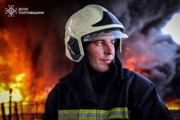 У кіптяві, стомлені, з гамою емоцій на відкритих обличчях: у мережі показали фото рятувальників, які дві доби гасили пожежу на Кременчуцькому НПЗ | INFBusiness