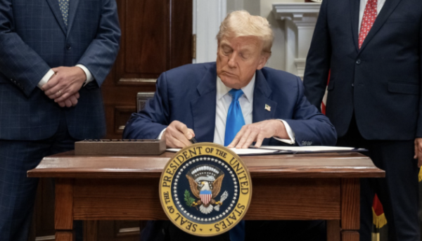 Президент США підписав указ про відповідальність за образу національного прапора