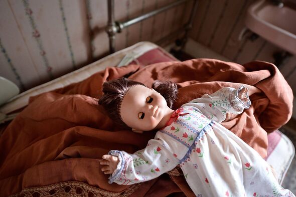 Моторошний покинутий 40-кімнатний особняк, наповнений реліквіями, що руйнувалися десятиліттями | INFBusiness