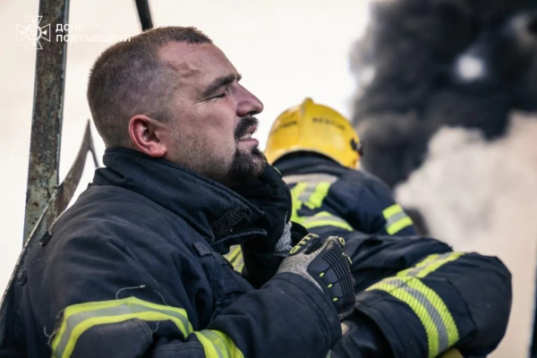 У кіптяві, стомлені, з гамою емоцій на відкритих обличчях: у мережі показали фото рятувальників, які дві доби гасили пожежу на Кременчуцькому НПЗ | INFBusiness