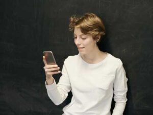 Де слід класти телефон згідно з етикетом: поради на кожен день | INFBusiness