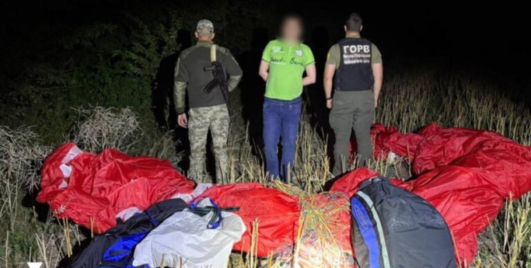 Українець намагався полетіти до Молдови на параплані: "пілота" затримали прикордонники (фото) | INFBusiness
